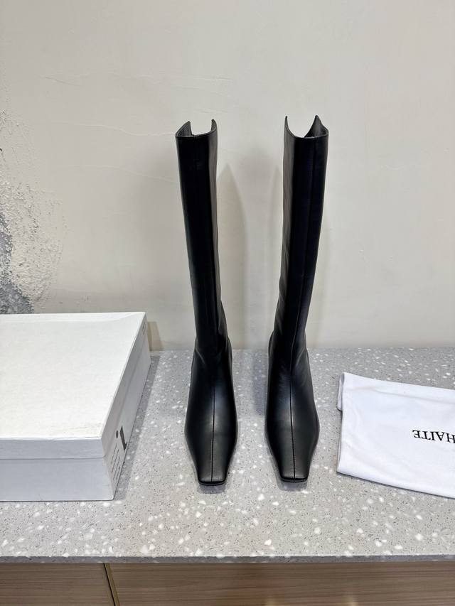 Khaite, a niche trendy brand, presents its new 2025 Autumn/Winter high-heeled po