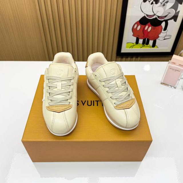 High-quality women's and men's shoes, size 10, standard airplane box packaging.