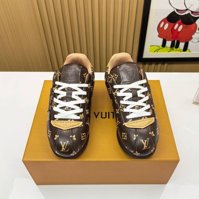 High-quality women's and men's shoes, 10 pairs, standard airplane box packaging.