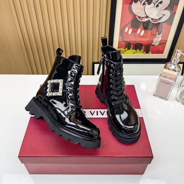 Roger Vivier Side-Buck Ankle Boots: A Must-Have for Autumn/Winter! If you're loo