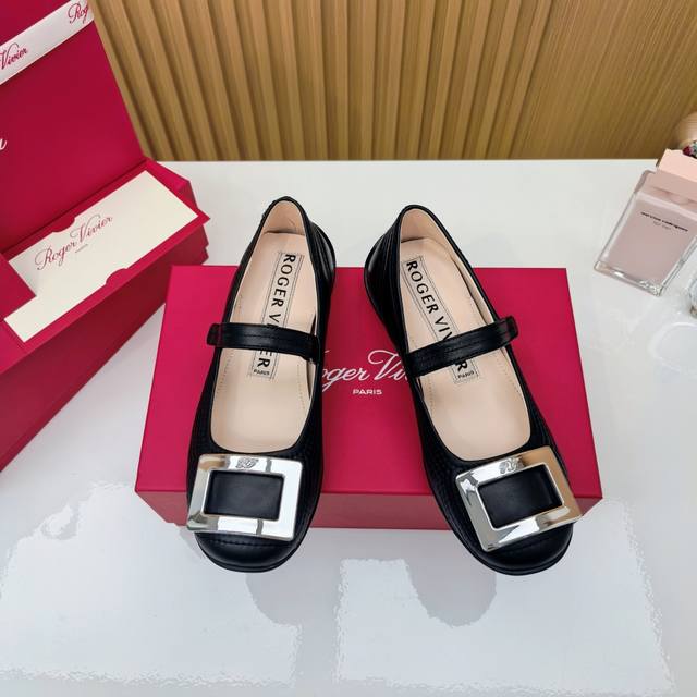 Classic square buckle shoes! Roger Vivier flats truly live up to their reputatio