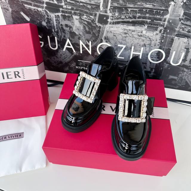 Roger Vivier This is undoubtedly the most classic autumn/winter must-have~ Origi