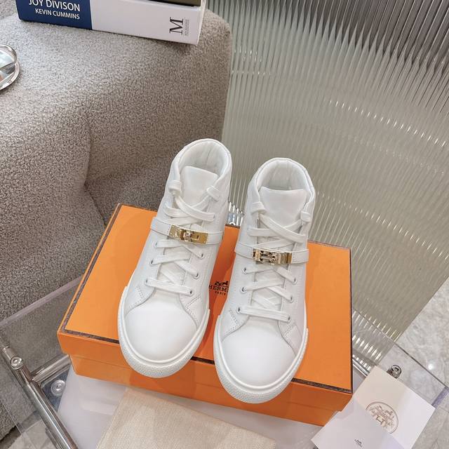 High-top casual shoes from He*Ms! The latest Kelly buckle casual shoes are now a