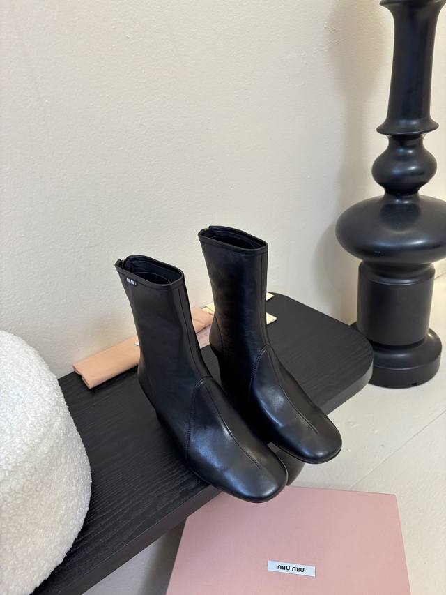 High-quality Miu Miu 25Ss stretch ankle boots, new autumn/winter runway style! T