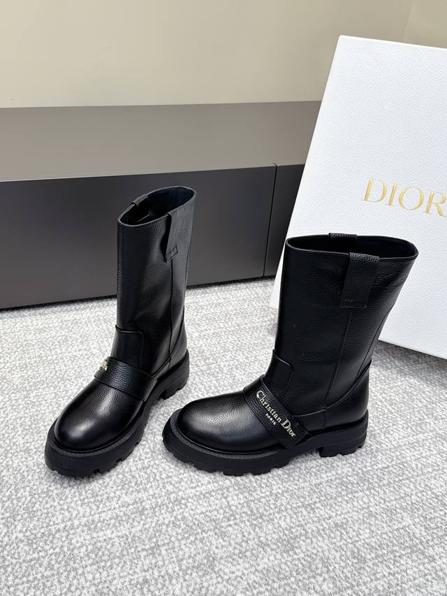 High-quality Dior 25 boots, newly unveiled at the Dior Fall/Winter ready-to-wear