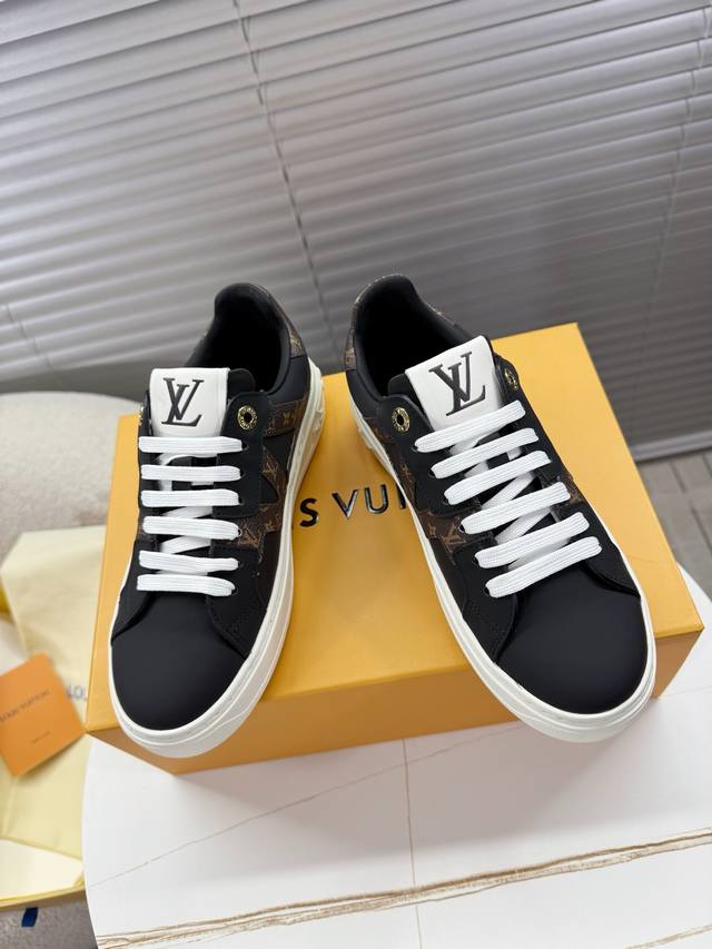 Lv~~Classic white sneakers, the hottest new colorway! A best-selling style from