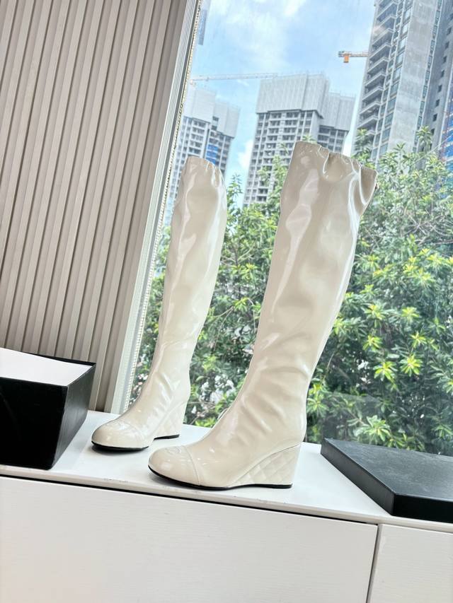 G170 Chanel* Chanel Autumn/Winter New Riding Boots. These riding boots are truly