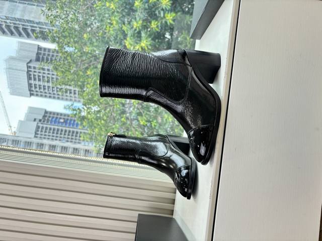 G318 Chanel * Chanel Autumn/Winter New Riding Boots. These riding boots are trul