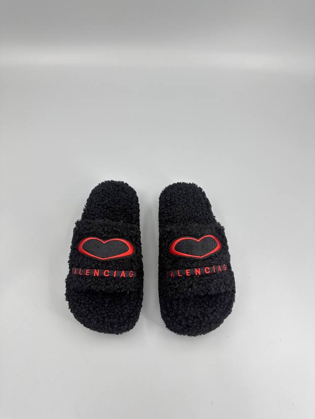 Balenciaga 25Ss Autumn/Winter Trendy Fleece Slippers Features lettering and embr