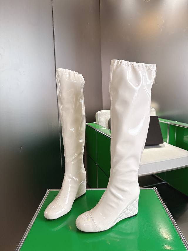 K044 Chanel 25Ss New Wedge Boots Retro lines and color scheme design are all onl