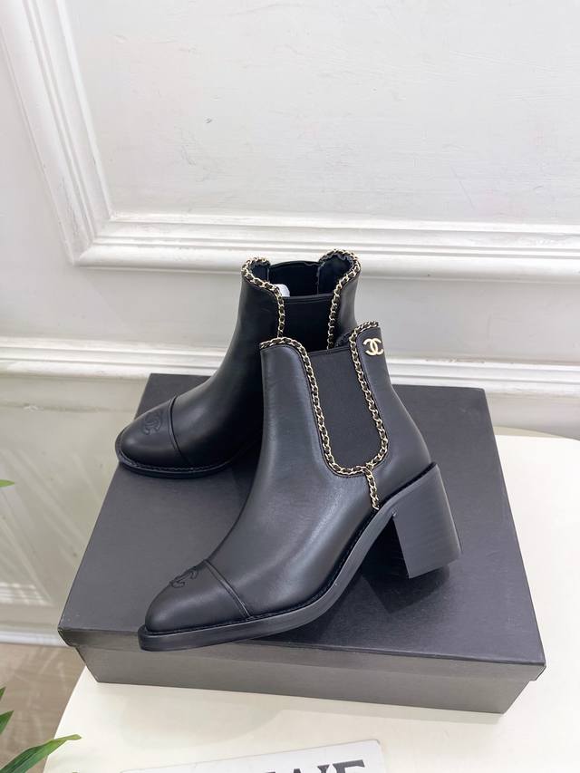 Chanel 25 2025 Fall/Winter Runway New Arrival: Chanel Double C Chain Chelsea Chu