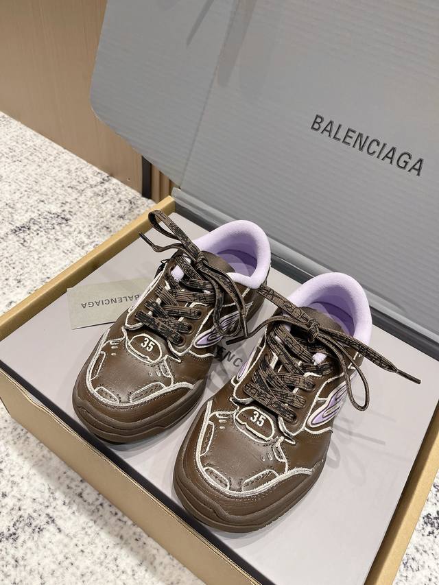 Top-tier version: Couple's style Balenciaga's latest Hamptons series couple's di