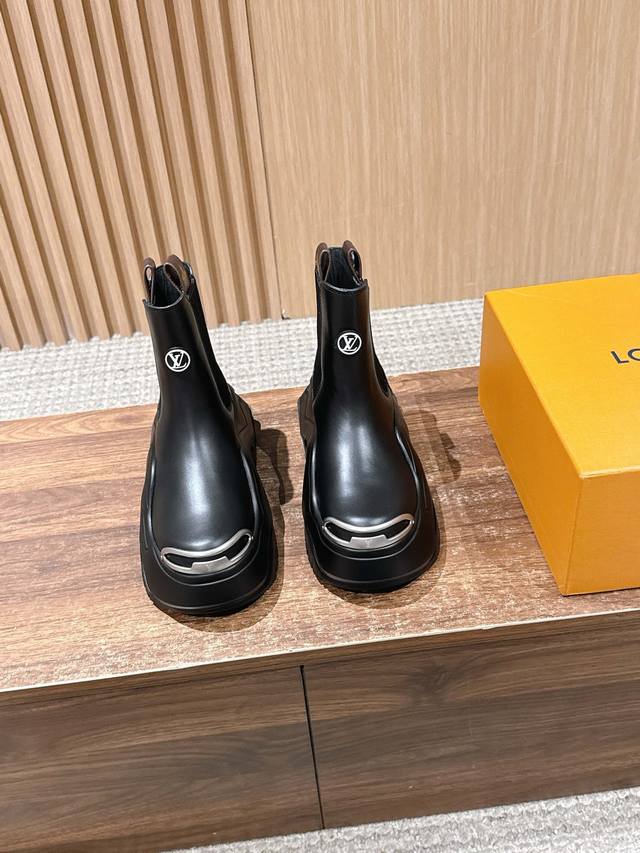 Louis Vuitton Chelsea boots with a 6cm height increase, instantly giving you lon