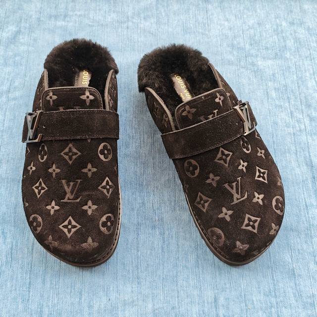 Louis Vuitton (LV) Couple Wool Slippers: Exuding Luxury and Sophistication. Thes