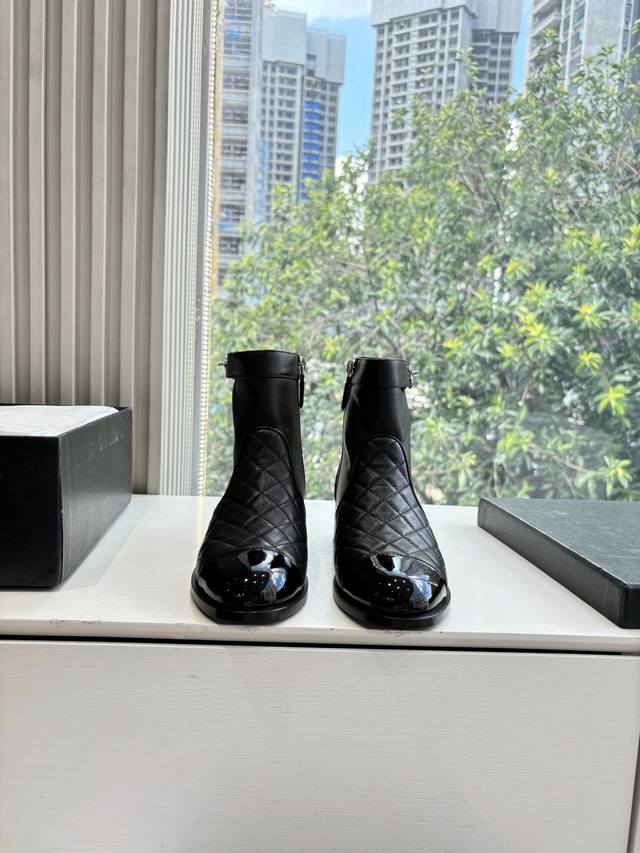 G233 Chanel* Chanel Autumn/Winter Chelsea Boots, New Style, Riding Boots. These