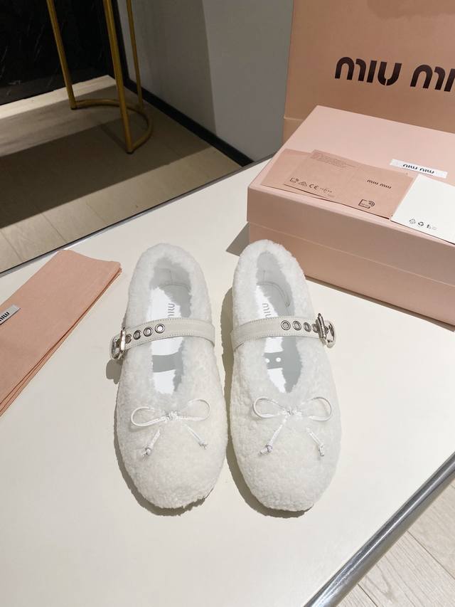 Factory Price! Miu Miu's new autumn/winter furry shoes, decorated with letter bu