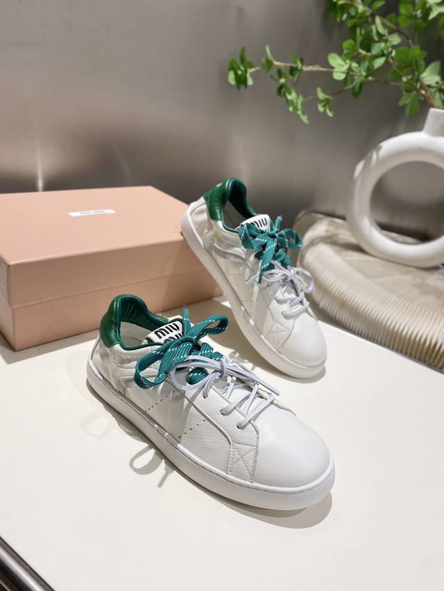 Miu Miu's 2025 Spring/Summer new casual white sneakers are here! A key style fea