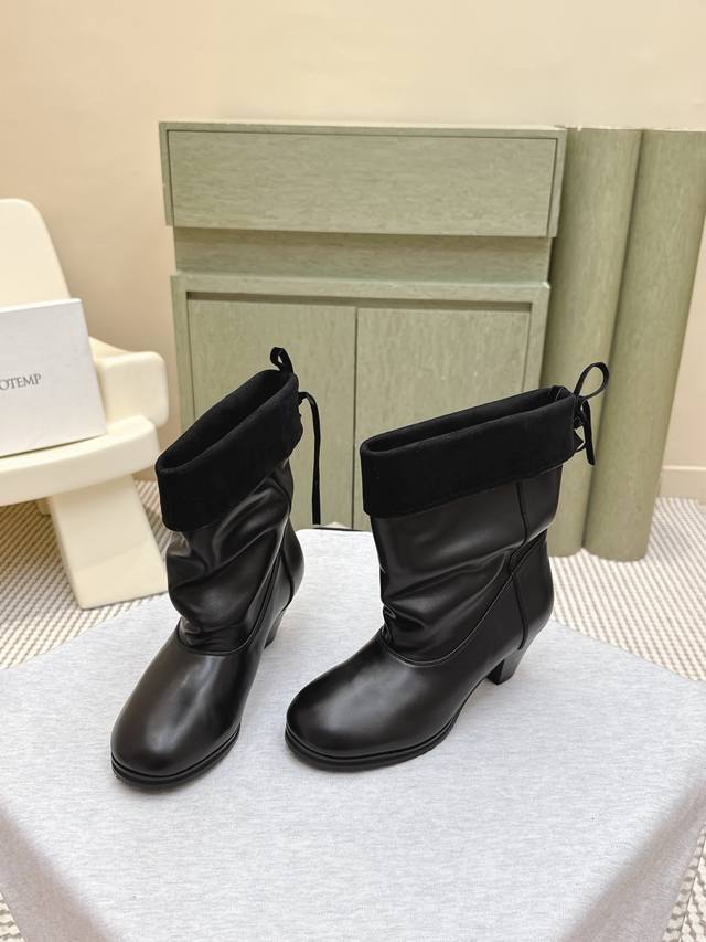High-quality Cotemp Winfair 25 Aw round-toe pleated boots. Made of fine-grained