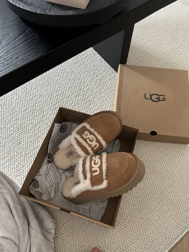 New Ugg Australian platform lambswool slippers, trendy and stylish. Made of cowh
