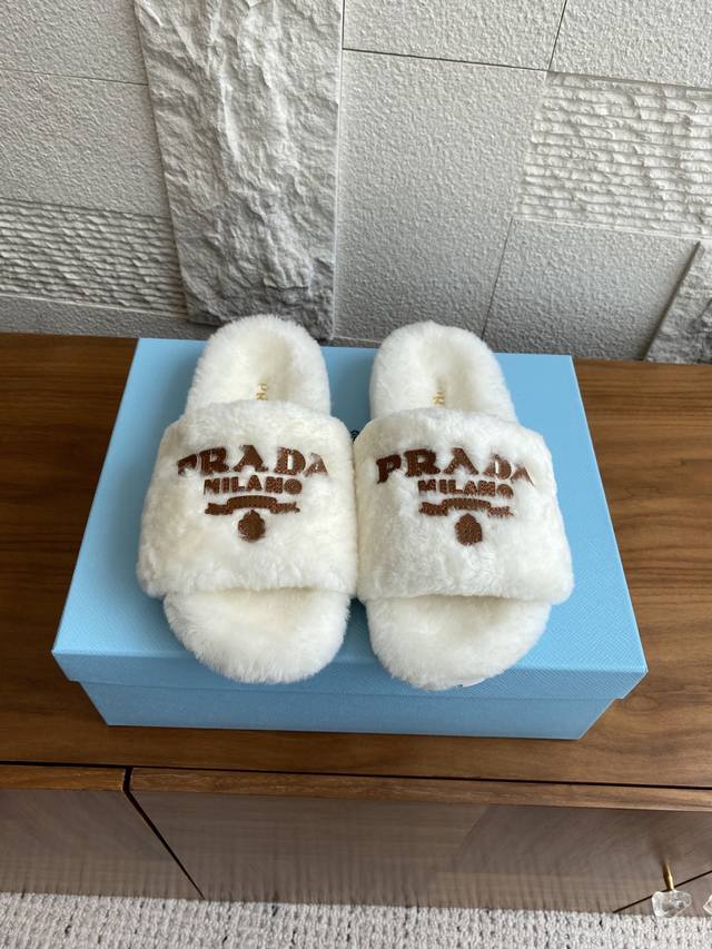 Top-tier version: Prada 25Ss Autumn/Winter New Slip-on Wool Slippers. A must-hav