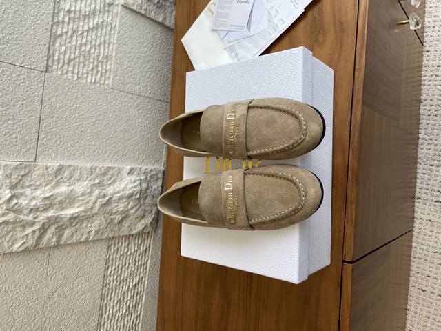 Top Version: Dior 2025 Autumn/Winter New Metal Letter Buckle Flat Loafers. These