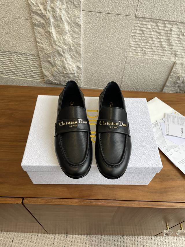 Top Version: Dior 2025 Autumn/Winter New Metal Letter Buckle Flat Loafers. These