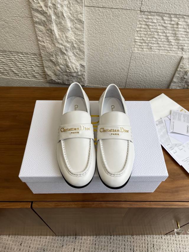 Top Version: Dior 2025 Autumn/Winter New Metal Letter Buckle Flat Loafers. These