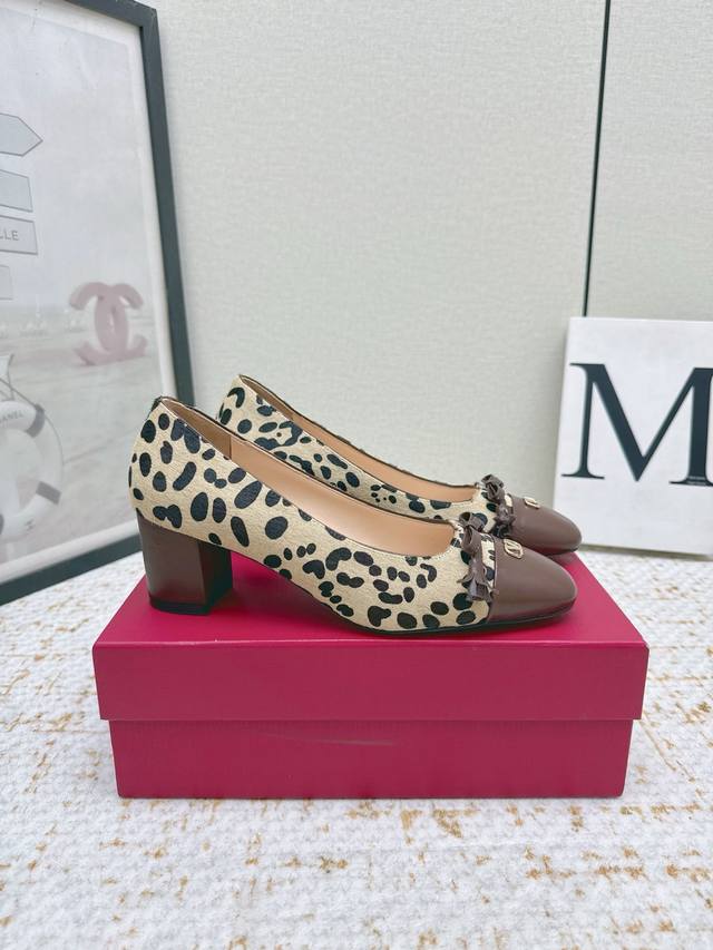 High-quality factory-made Valentino Mary Jane ballet flats from the Michele seri