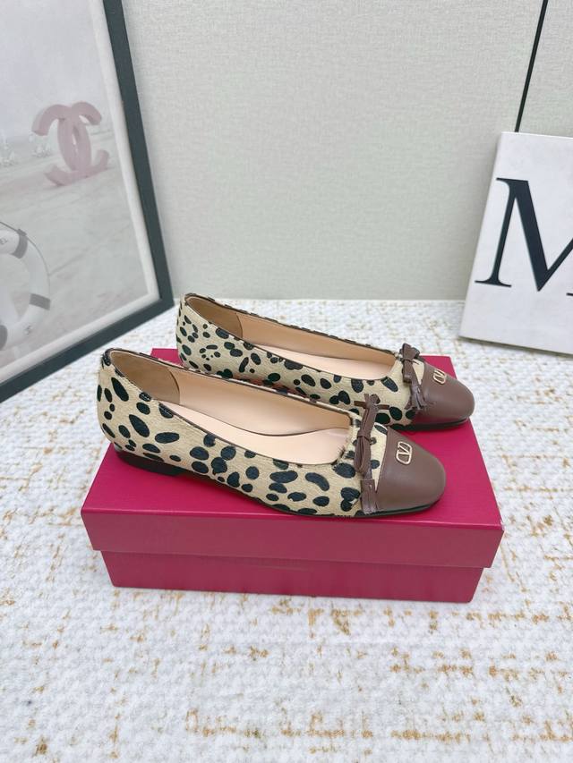 High-quality factory-made Valentino Mary Jane ballet flats from the Michele seri