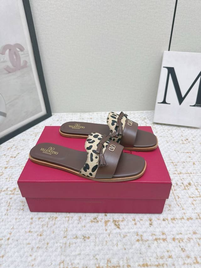 High-quality factory-made Valentino new flat sandals from the Michelin Collectio