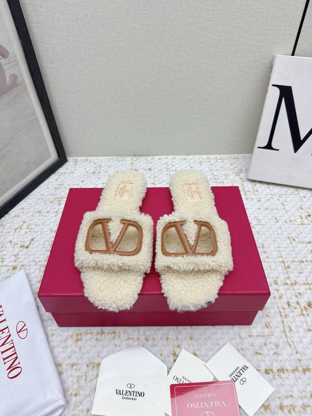 High-quality factory-made Valentino 2025 latest style wool flat sandals. Feature