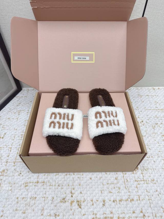 High-quality factory-made Miumiu flat fuzzy slippers. The fluffy material wraps