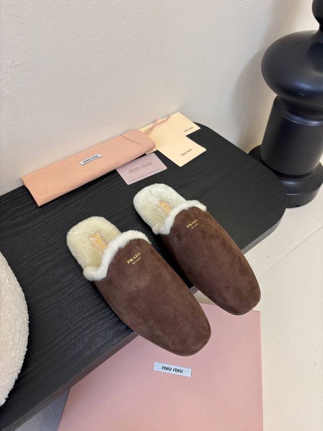 Miumiu's brand new runway genuine fur slippers - a must-have for autumn and wint