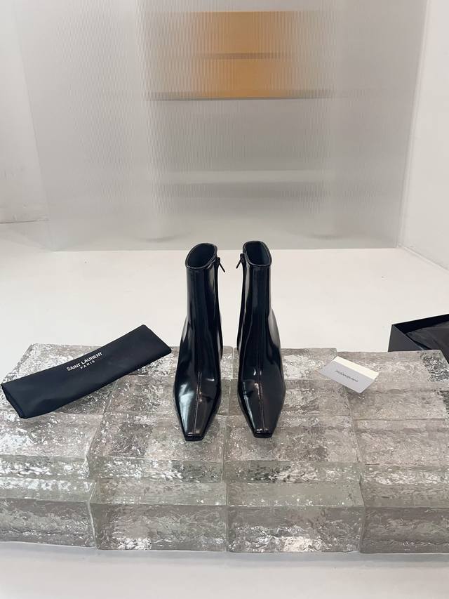 Saint Laurent high-heeled boots. The design highlight of these YSL boots is thei