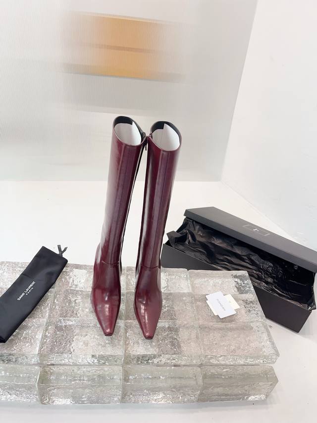 Saint Laurent high-heeled boots. The design highlight of these YSL boots is thei