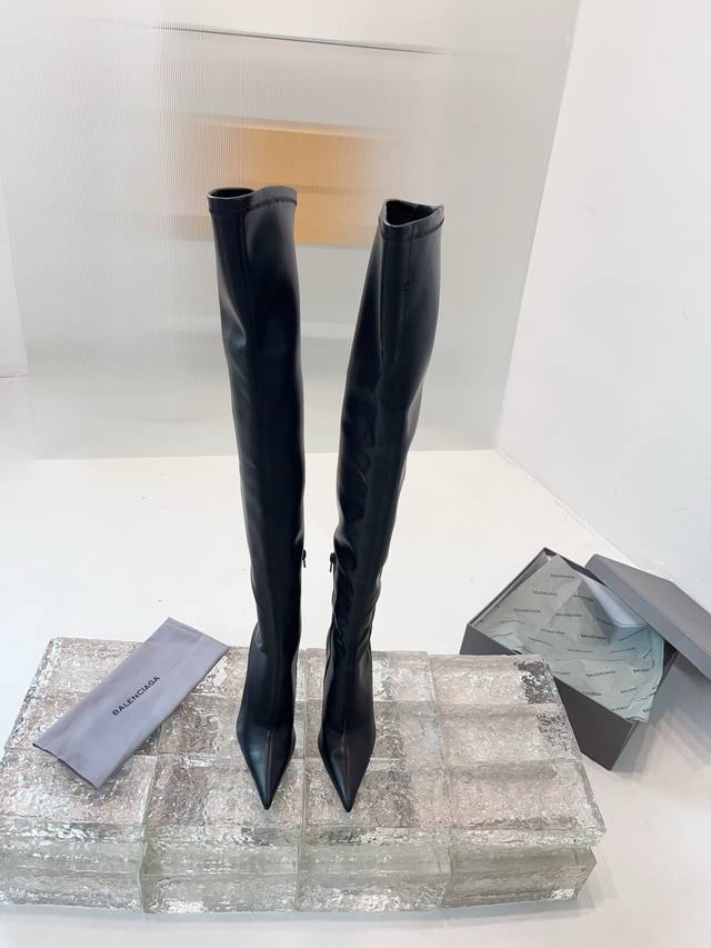 The design highlight of these Balenciaga boots lies in their unique round toe, c