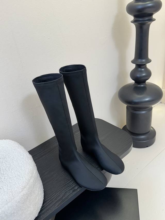 Carven, a brand with a French elegant style, typically combines fashionable desi