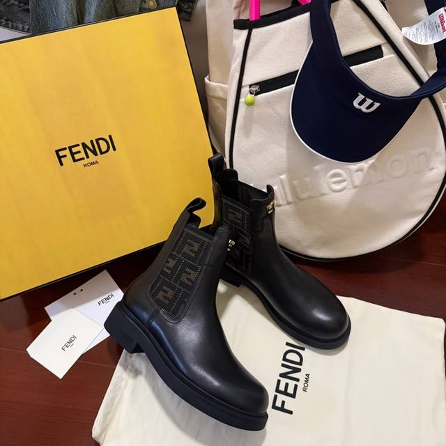 Dongguan-made Fendi motorcycle boots, a classic and versatile must-have! The fir