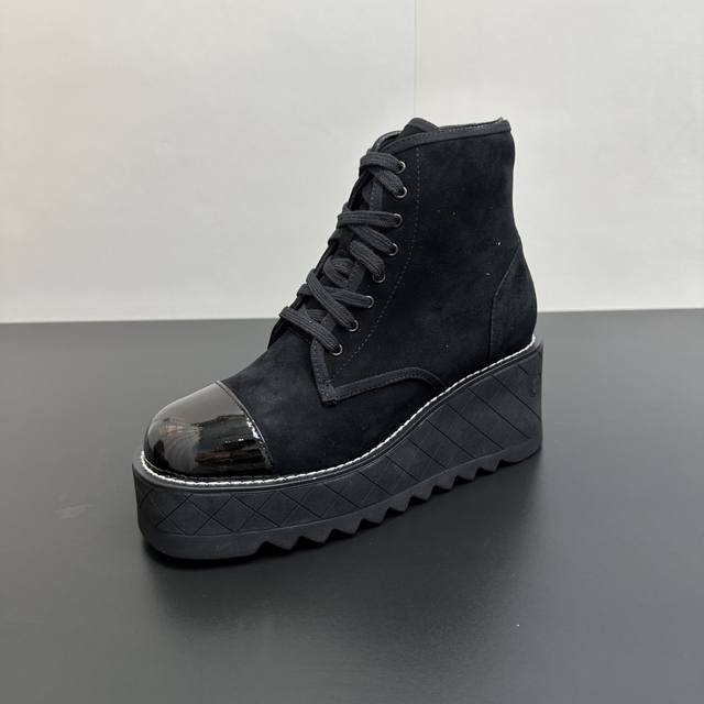 Chanel 2025 Fall/Winter Exquisite Wedge Platform Ankle Boots A pair of boots sui