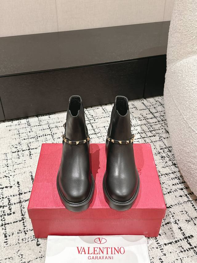 Valentino Fall/Winter 2024 New Arrival Rockstud Platform Studded Chelsea Boots.