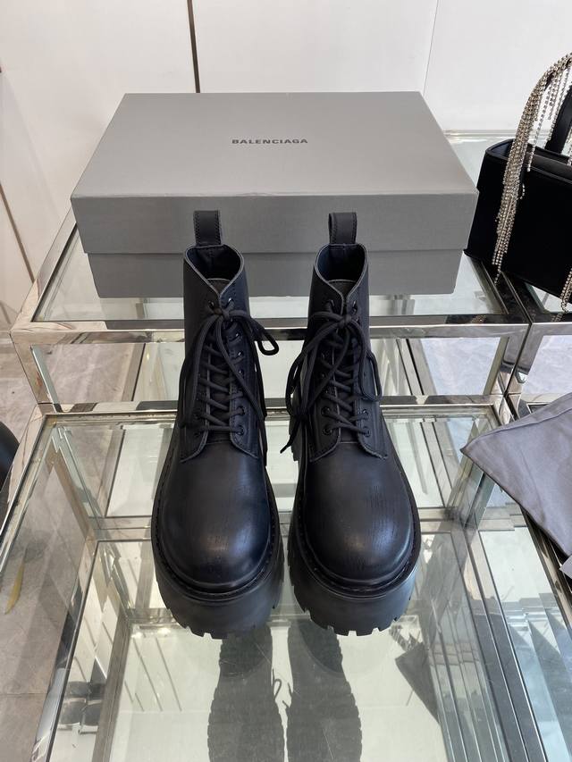 Balenciaga 25Ss New Strike Women's Platform Ankle Boots. These ankle boots featu