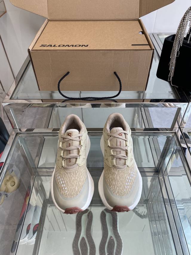 Salomon Aero Glide 3 Grvl (Grvl version) features a more tightly woven upper wit