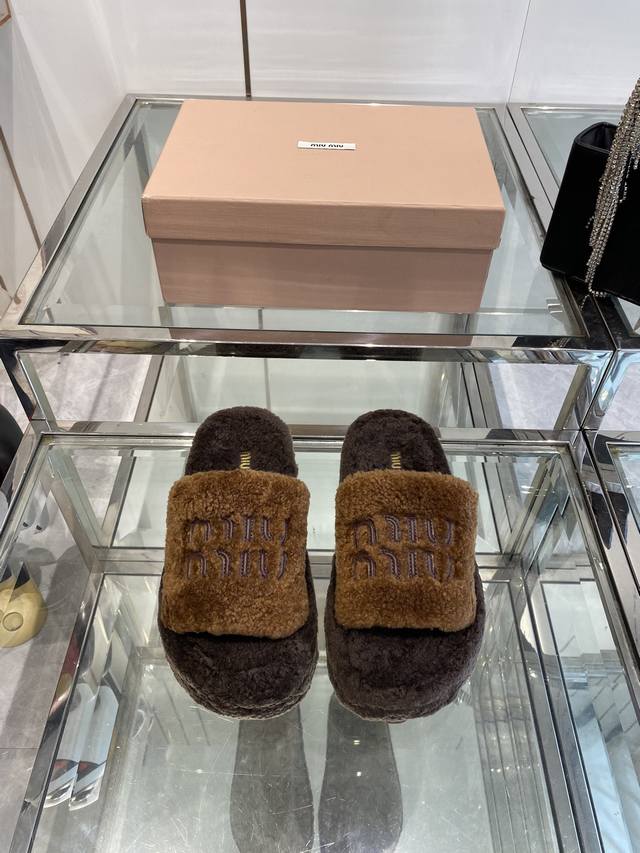 Miu Miu 25Ss Autumn/Winter New Thick-Soled Fur Flip-Flops. Fur slippers are an e