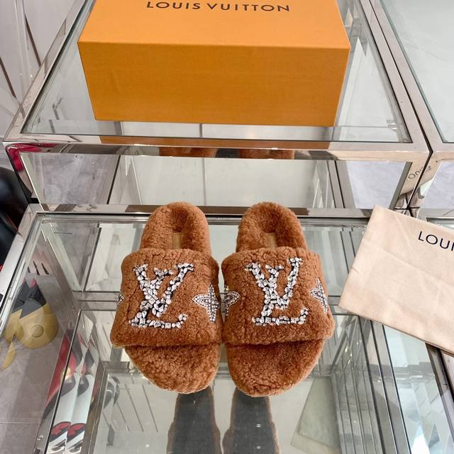 LV fleece slippers, super comfortable, perfect for wearing with bare legs, guara