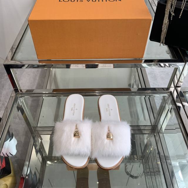 Lv 24Ss Mink Fur Flat Sandals. The most popular dopamine-inspired series, perfec