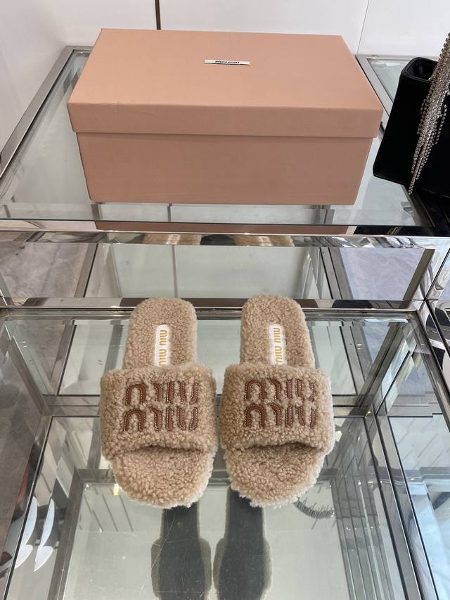Miu Miu 25Ss Autumn/Winter New Arrival Fleece Slippers - A versatile and stylish