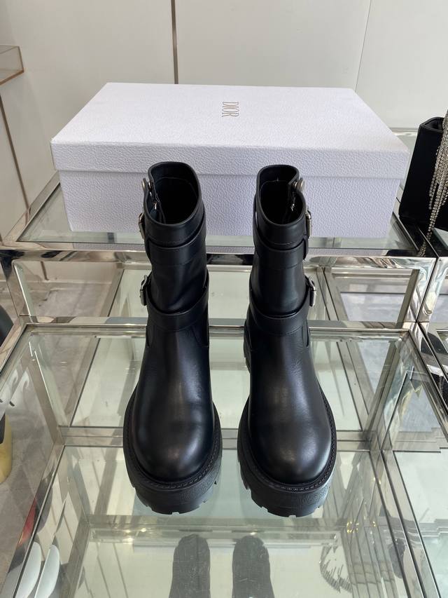 Top-tier Dior D-Major platform riding boots, worn by Dilraba Dilmurat. These D-M