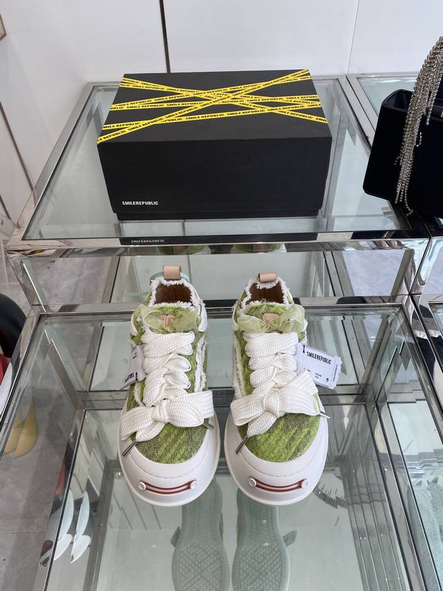 Women's Smilerepublic Canvas Shoes A very popular canvas shoe recently, worn by