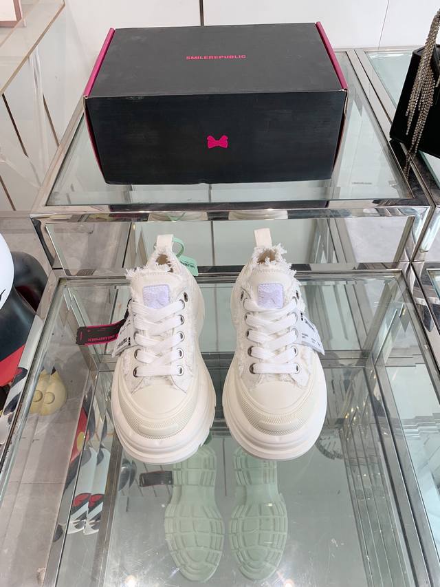 Smilerepublic Low-Top Chuck Taylor 2.0 is here! The thick sole is so soft it fee