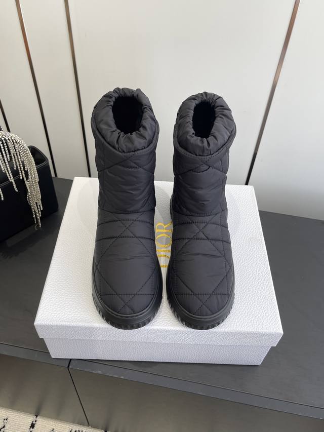 Dior Fall/Winter New Snow Boots (Match-Slippers) These Dior ankle boots cleverly